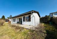 Sonniges Ferienhaus mit Seeblick auf schönem Grundstück - sanierungsbedürftig