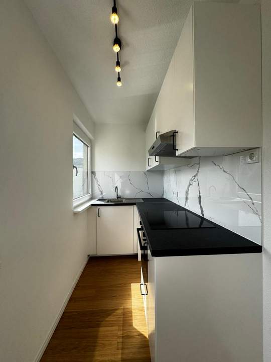 2 Zimmer Wohnung mit 2 Loggias. Neu renoviert.