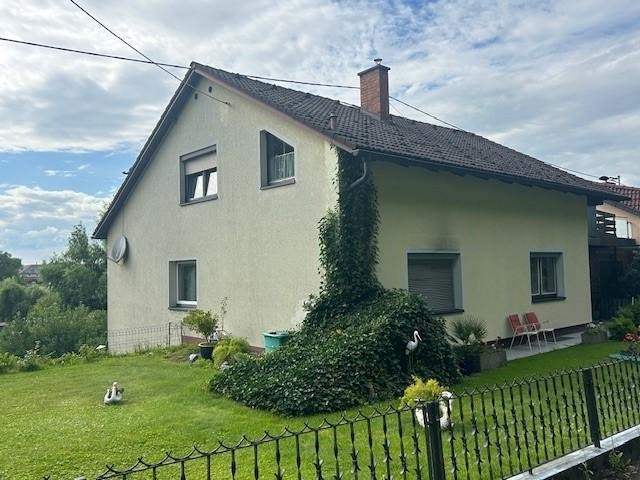 2 bis 3 Familienhaus mit Vollkeller, mit 4 Garagen, Brunnen und Werkstatt - sehr viel Wohnraum- 4 Bäder
