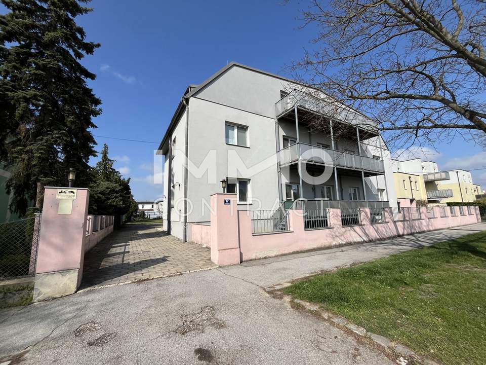 Miethaus mit 9 Wohnungen, Gemeinschaftsgarten und Carports