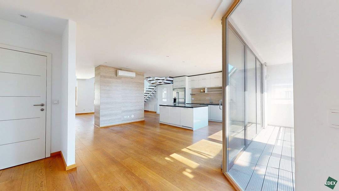 Helle, exklusive 4-Zimmer-Maisonette-Dachgeschosswohnung mit großer Terrasse und Klimaanlage