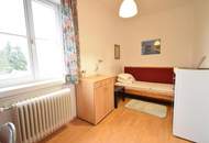 Voll möblierte Wohnung mit 3 Schlafzimmern, Küche und Parkplatz in zentraler Lage! WG tauglich!