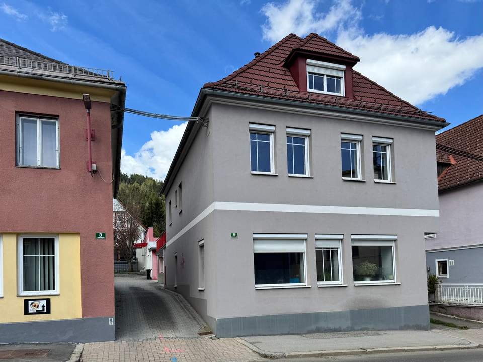 Arbeiten &amp; Wohnen perfekt vereint – Saniertes Einfamilienhaus mit Geschäftslokal und großzügiger Terrasse