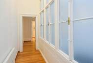 Großzügige Altbauwohnung mit kleinem Balkon in repräsentativen Stilaltbau