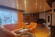 VIEL PLATZ BIETET DIESES HOCHWERTIGE WOHNJUWEL IN AUSGEZEICHNETER WOHNLAGE MIT INDOORPOOL, SAUNA, TRAUMHAFTEM WINTERGARTEN UND HERRLICHEM GARTEN SAMT ALTBAUMBESTAND