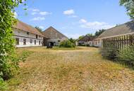 "Großzügiges Grundstück mit Pferdehof und sanierungsbedürftigem Haus – nur Minuten von Wien entfernt"