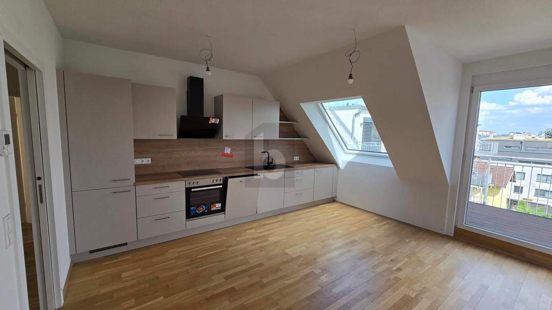 NEUE STILVOLLE 3-ZIMMER-DACHGESCHOß-WOHNUNG MIT TERASSE