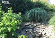Schlichtes "Amerikanerhaus" mit prachtvollem Naturgarten, Schwimmteich und mit 2 separaten Wohneinheiten !