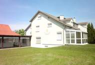 Modernes Reihenhaus auf großem Grund