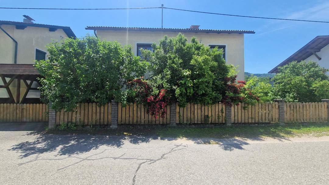Zweifamilienhaus , Garten und Carport-nur wenige Minuten von Klagenfurt entfernt.