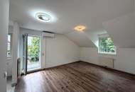 Unbefristete 3-Zimmer-DG-Wohnung mit Balkon und Grünblick // 3-Room Attic Apartment for Rent on an Unlimited Lease, with Balcony and Green Views //