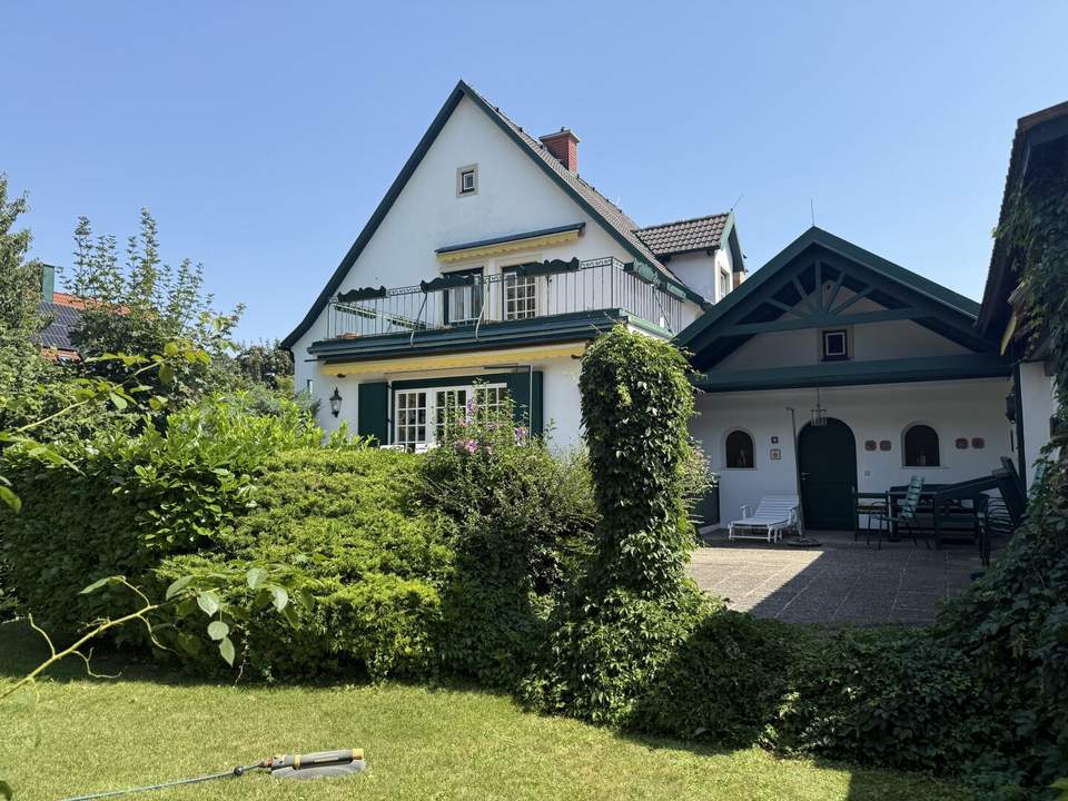 Stilvolles Haus in Bestlage von Wiener Neustadt – Großes Grundstück mit Pool, Altbaumbestand &amp; großer Garage