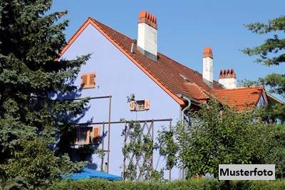 Vielseitiges 2-Familien-Doppelhaus mit großzügigem Wohnangebot, Garage und Carport