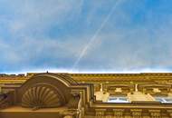 Großzügige Altbauwohnung mit kleinem Balkon in repräsentativen Stilaltbau