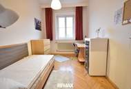 Voll möblierte Wohnung mit 3 Schlafzimmern, Küche und Parkplatz in zentraler Lage! WG tauglich!