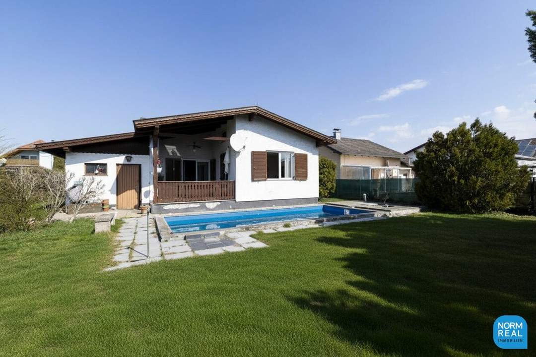 Charmantes Einfamilienhaus mit Schwimmbad und Garage in Theresienfeld