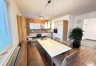 Bungalow mit großzügigem Nebengebäude, Terrasse und nachhaltiger Heiztechnik