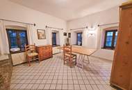 Charmanter Vierkanthof mit großzügiger Wohnfläche, Pool im Atrium und Nebengebäude in idyllischer Lage