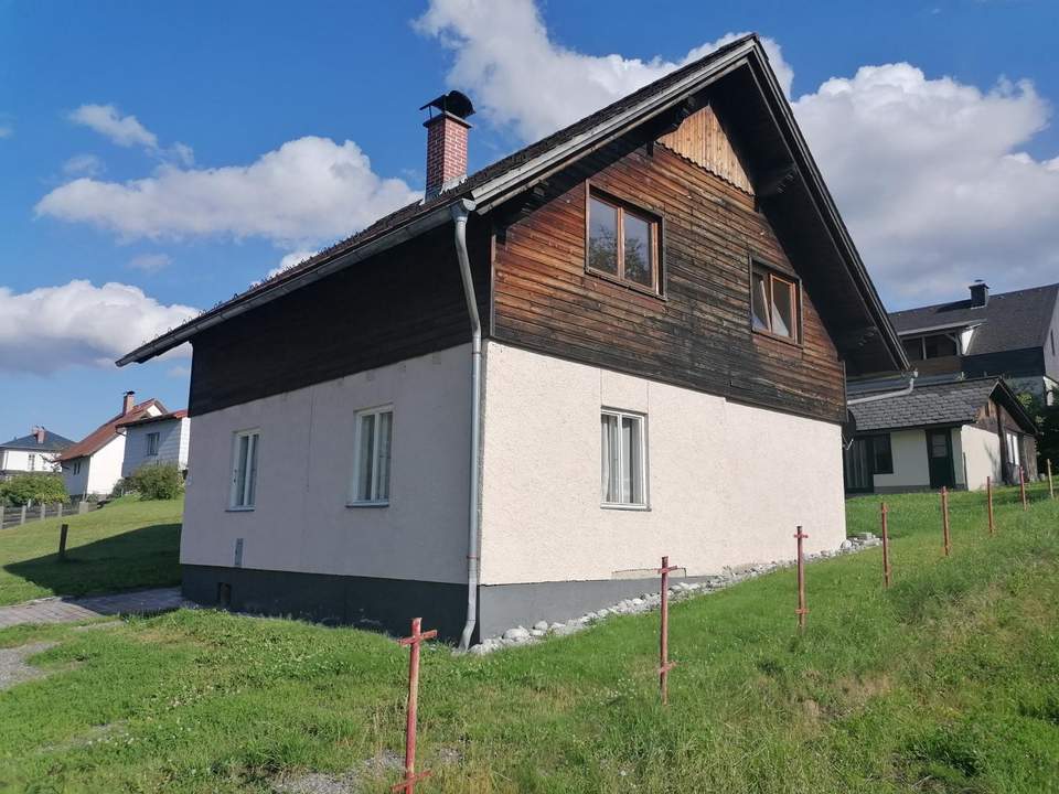 Sanierungsbedürftiges Zweifamilienhaus mit Nebengebäuden in Traumlage