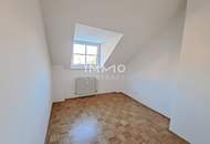 Dachgeschoßwohnung im Altbau: Erstbezug nach Sanierung mit Balkon und Einbauküche!