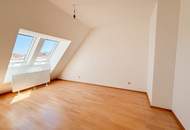 Helle Dachgeschosswohnung mit 3 Schlafzimmern, Kamin & Dachterrasse