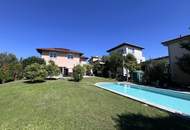 Tolles Zweifamilienhaus mit Einliegerwohnung, sonniger Terrasse, Keller, Doppelgarage und Pool!