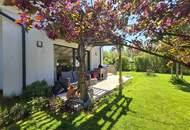 Moderner Bungalow mit vielen Extras -- Photovoltaikanlage, Carport, DAN-Küche, Heizkamin und großes Gartenparadies