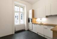 Komplett hofseitg ausgerichtete Stilaltbauwohnung im Jugendstiljuwel Schottenfelder Hof | Blick in den grünen Innenhof | Ideal auch zur WG-Nutzung