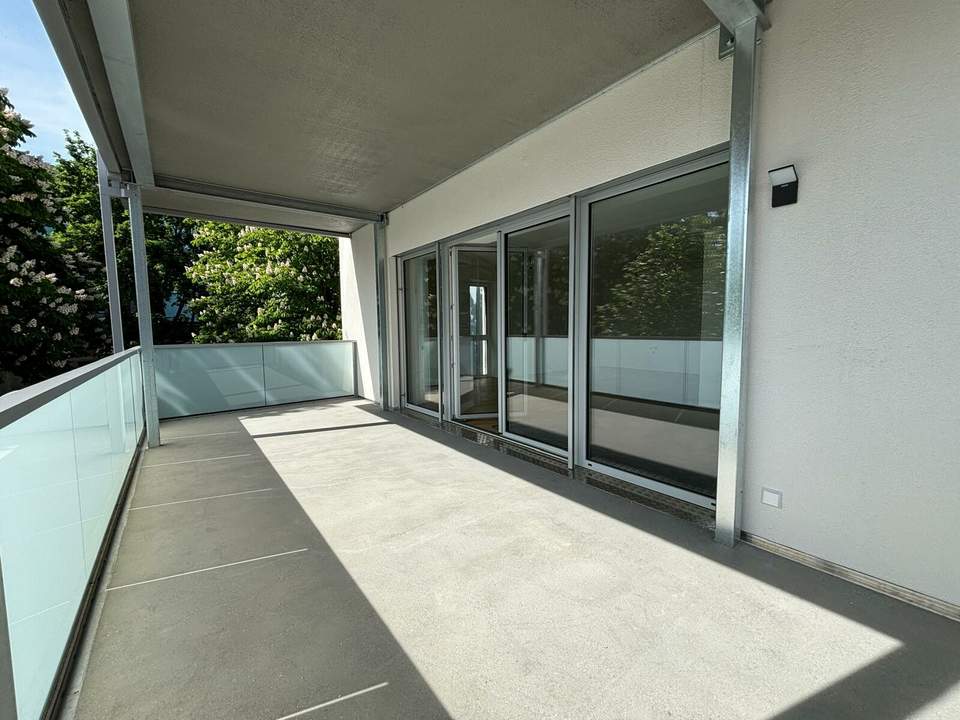 Top-Wohnung mit Riesenterrasse, Küche und Garage im Zentrum