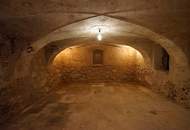 "Weihnachtsangebot" bis 31. 12. 2025 - HALBER PREIS - Historischer, renovierter Keller mit eigenem Außeneingang und LIFT und HEIZUNG !