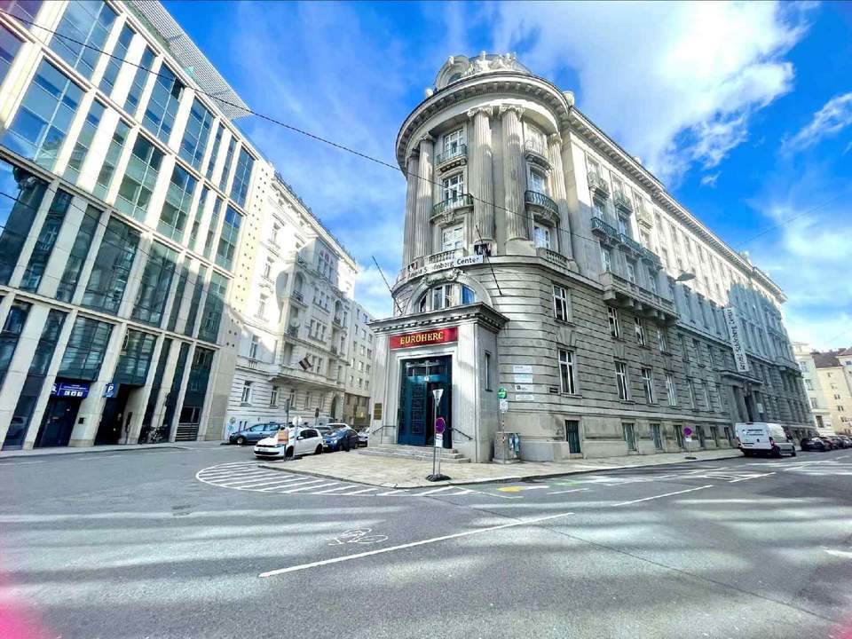 Repräsentative Bürofläche mit Balkon im historischen Palais Fanto zu mieten