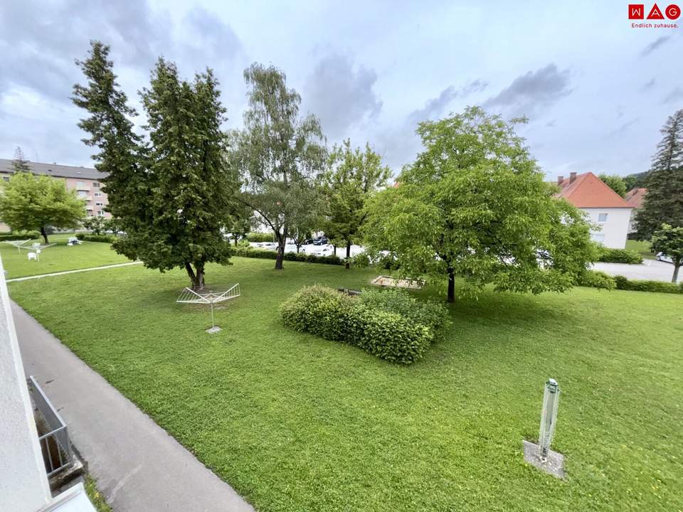 Sanierte 3-Zimmer-Wohnung in Steyr-Münichholz: Helle Wohnräume, großzügige Küche, moderne Dusche, flexibler Grundriss und idyllischer Grünblick – ruhiges Wohnen mit bester Infrastruktur!