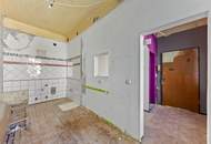 Helle Altbauwohnung inklusive Balkon - sanierungsbedürftig