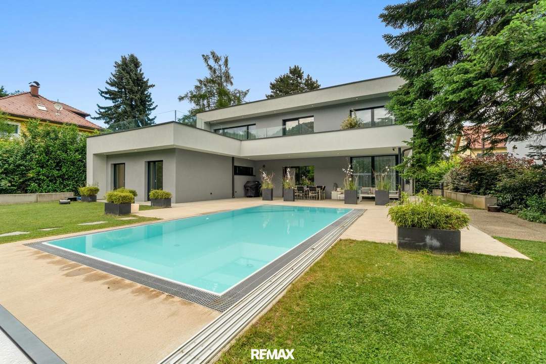 Beeindruckende Designer-Villa mit Pool und Poolhaus zum Soforteinzug!