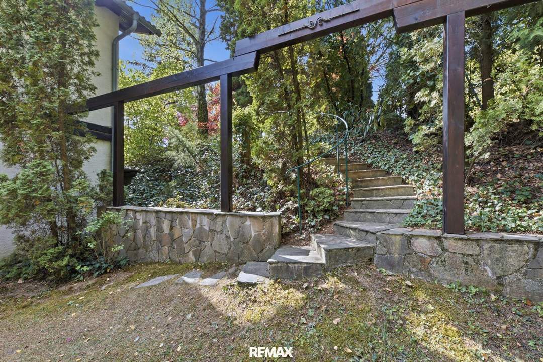 Absolute Traumlage in Mühlbach: Geschmackvoller Landhausstil, parkähnlicher Garten, Pool und einmaliger Fernblick!