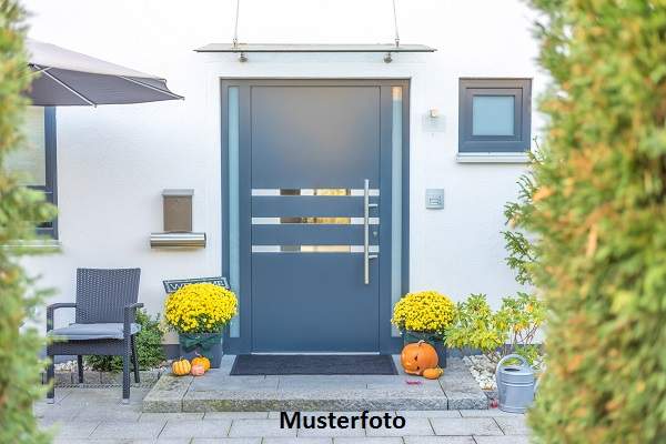 Einfamilienhaus mit Garage und Gartenhaus