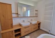 Neuwertige Doppelhaushälfte mit Carport und PV-Anlage in Reichersdorf