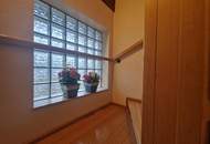 VIEL PLATZ BIETET DIESES HOCHWERTIGE WOHNJUWEL IN AUSGEZEICHNETER WOHNLAGE MIT INDOORPOOL, SAUNA, TRAUMHAFTEM WINTERGARTEN UND HERRLICHEM GARTEN SAMT ALTBAUMBESTAND