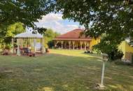 ZWEI WOHNHÄUSER - TRAUMHAFTER BUNGALOW UND KLEINES SOMMERHAUS SAMT PARKÄHNLICHEM GARTEN MIT HERRLICHEM ALTBAUMBESTAND