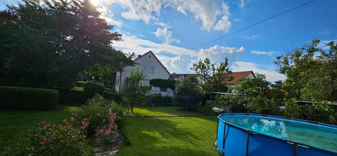 Praktisches Zweifamilienhaus in Siedlungslage mit großem Garten!