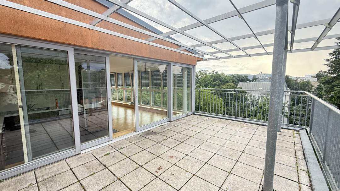 Klimatisierte 2-Zimmer-Wohnung mit zwei Terrassen und Ausblick auf das Schloss Schönbrunn und Steinhofkirche sowie ein opt. Stellplatz!