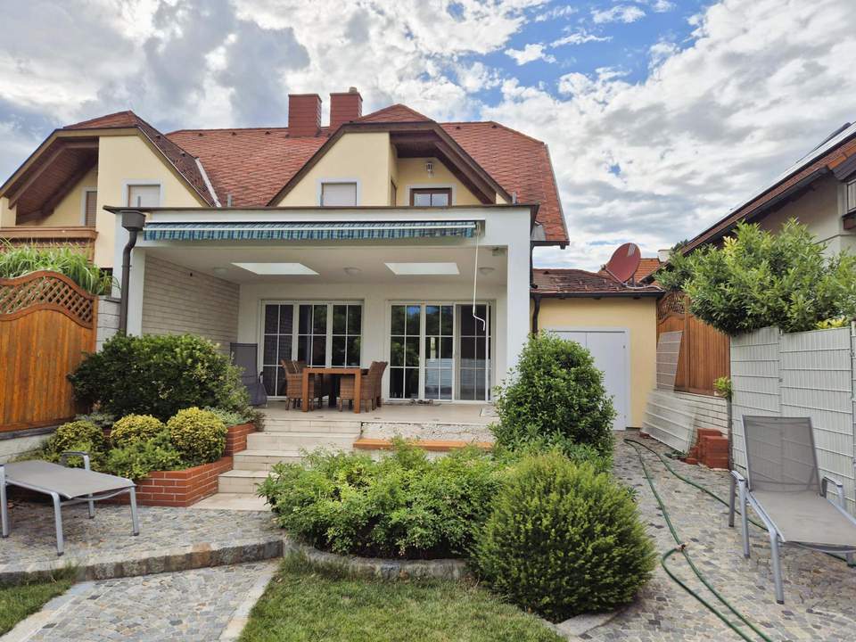 Doppelhaushälfte mit Pooloase und ausgezeichneter Infrastruktur