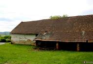 Heiligenkreuz: Sanierungsbed. Bauernhaus mit Obstbaumbestand