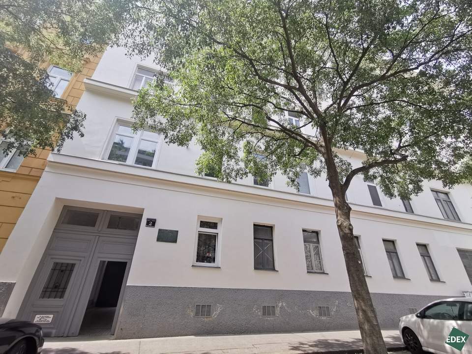 Sanierungsbedürftige Drei-Zimmer-Wohnung direkt an der U3