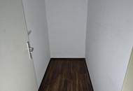 schön, geräumig, unbefristet und mit Balkon!