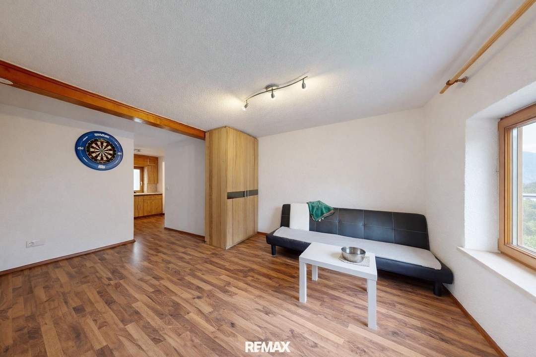 Geräumige 2,5-Zimmer-Wohnung mit KFZ-AP und Balkon!