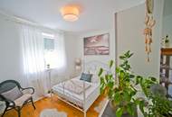 ***VOLLMÖBLIERTE EG-Wohnung mit Terrasse, Garten u. Garage***