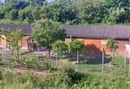 Idyllisches Landhaus mit Stallungen und eigenem Bachlauf