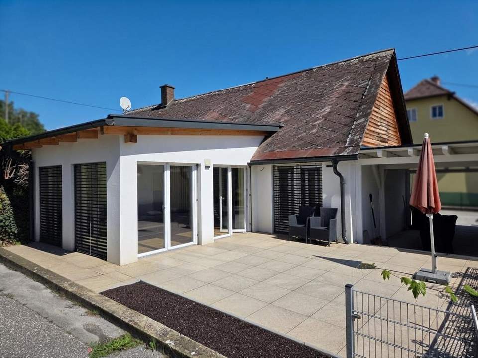 Kernsaniertes, modernes Haus mit kompakter Wohnfläche und großzügiger Terrasse