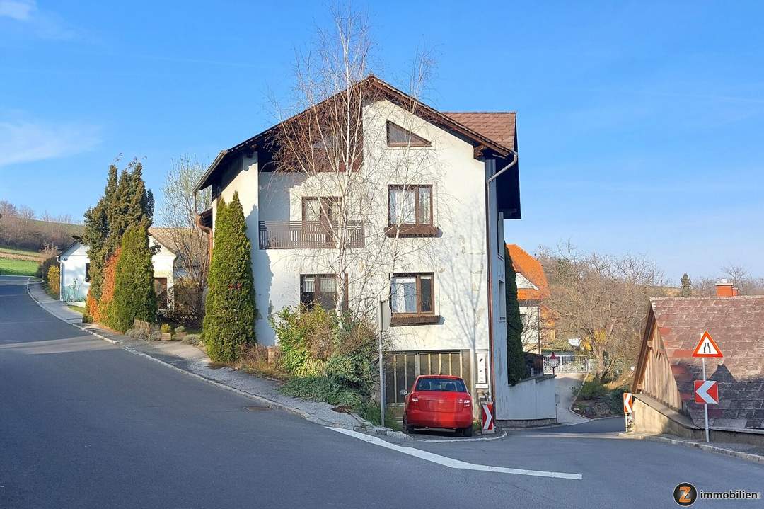 Nähe Kirchschlag: Ein- Zweifamilienhaus in schöner Aussichtslage!